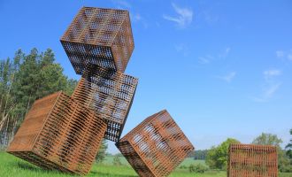 Karl Menzen: Fünf Kuben, Kunstwerk an der Südroute des Kunstwanderweges, Foto: Bansen/Wittig